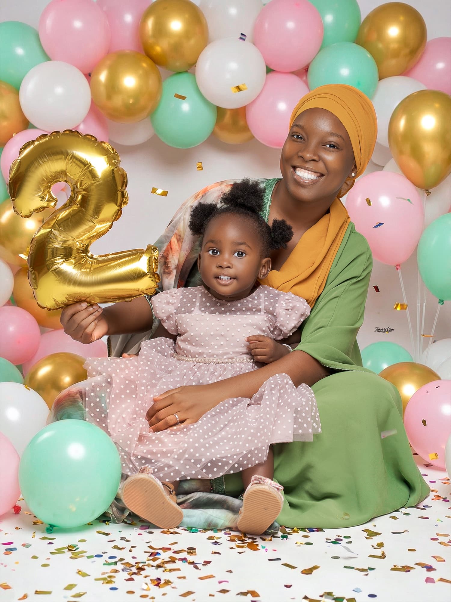Anniversaire d'enfant : une maman et sa fille devant une arche de ballons