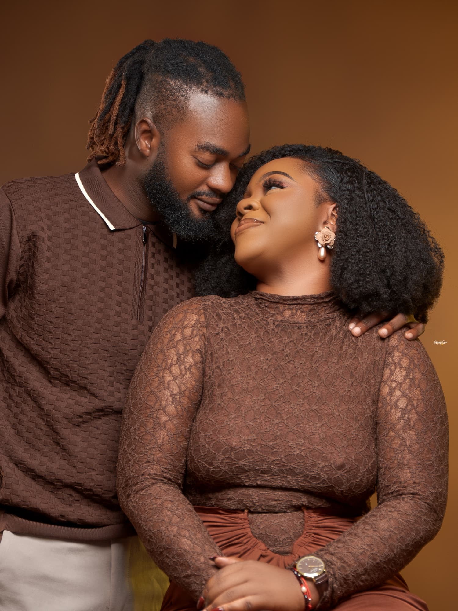 Couple tendrement enlacé en tons bruns, séance duo en studio