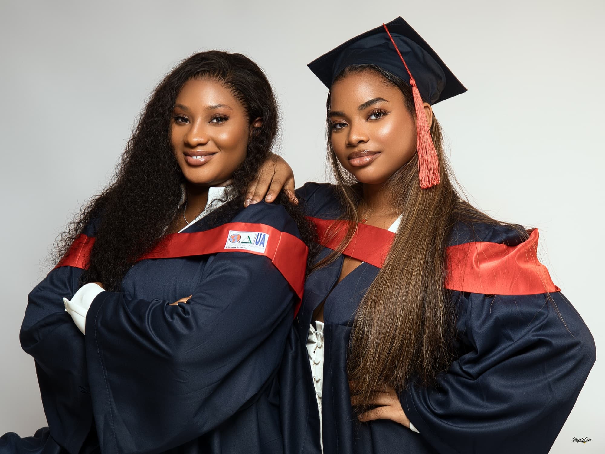 Deux jeunes diplômées en toge et mortier, séance duo