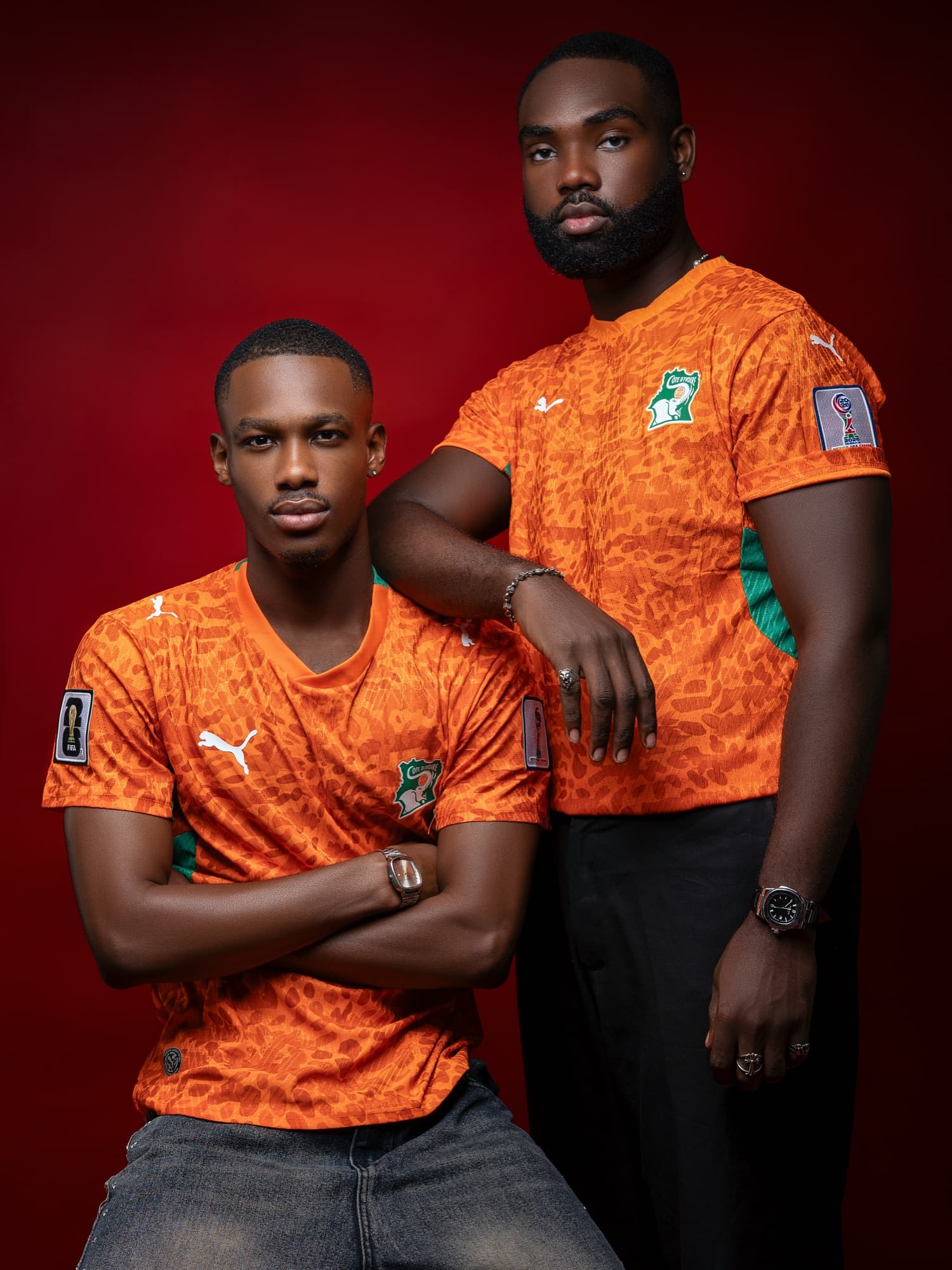 Deux hommes en maillot des Éléphants de Côte d'Ivoire, séance duo