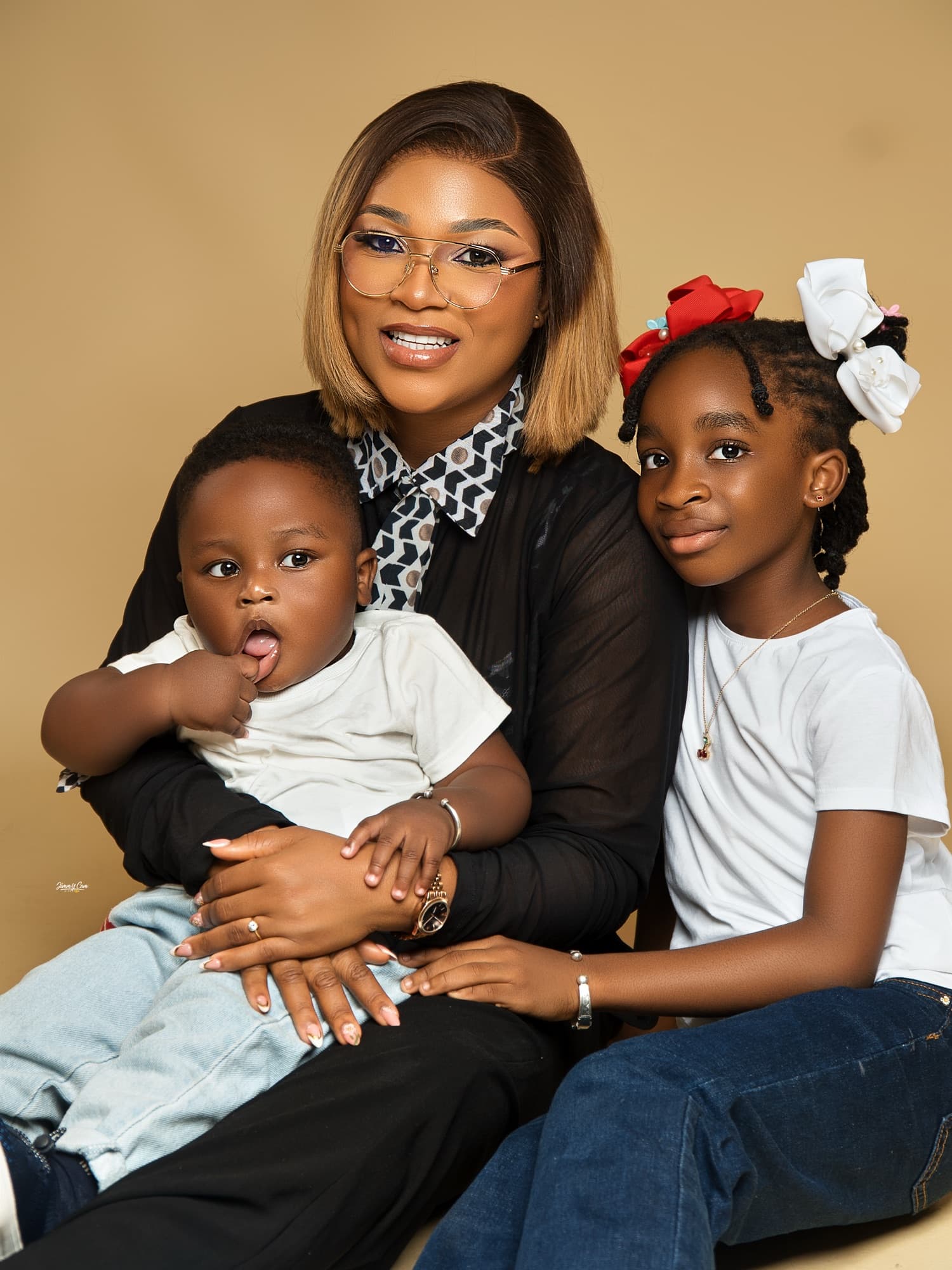 Une maman et ses deux enfants, portrait de famille en studio