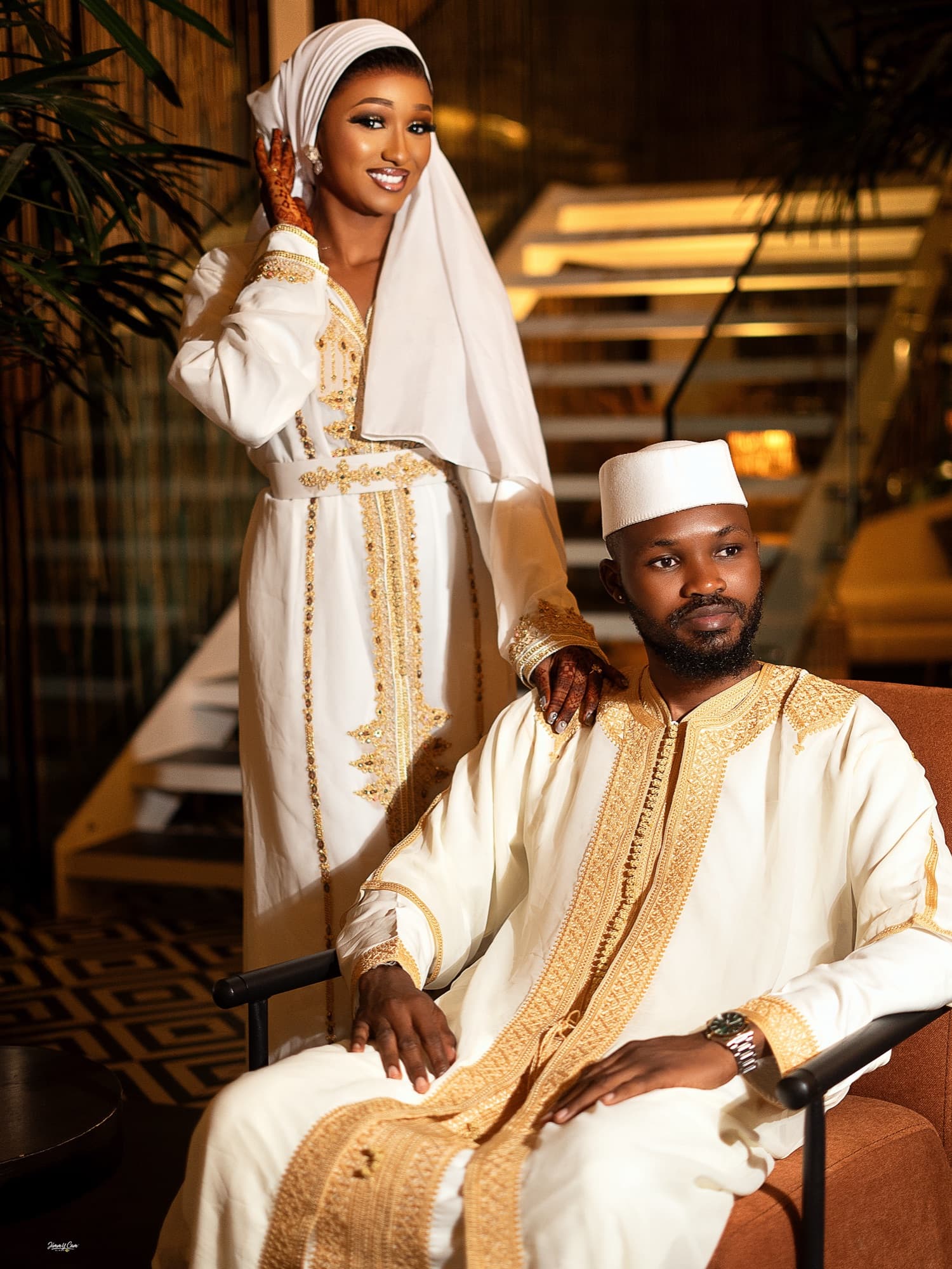 Fiancés en tenue traditionnelle blanc et or, dans un salon