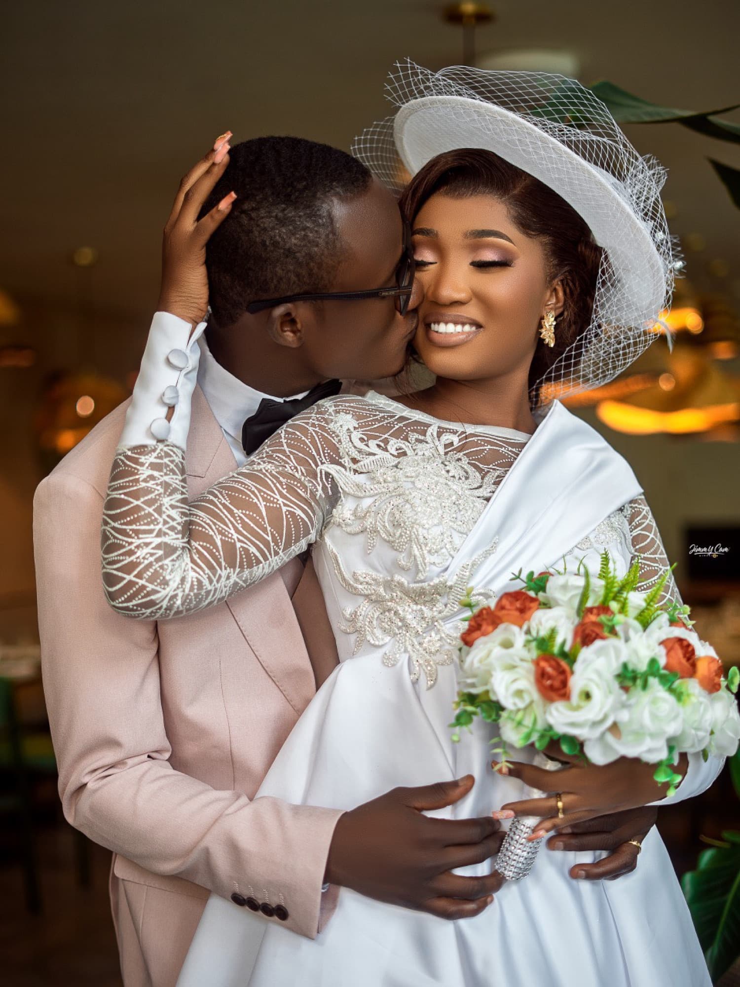 Mariage civil : baiser sur la joue, bouquet de fleurs blanches et orangées