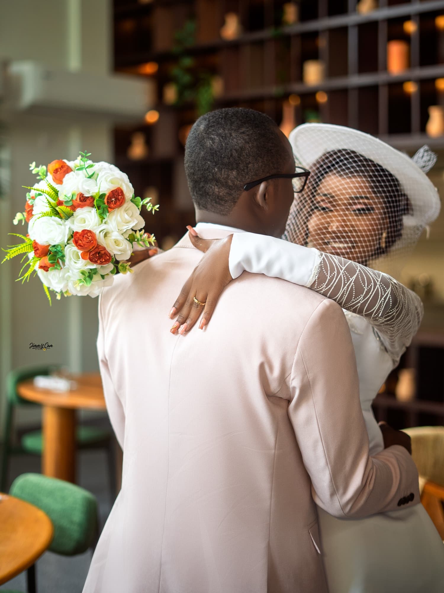Mariage civil : étreinte des mariés, bouquet levé