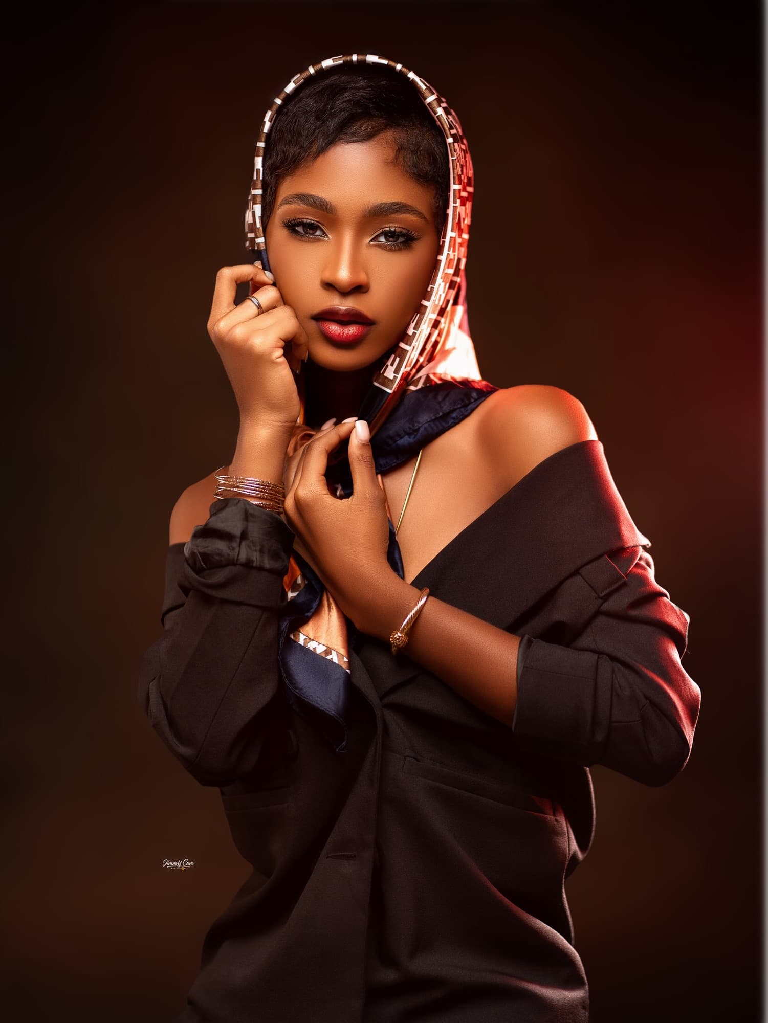Portrait studio d'une femme au foulard, fond rouge sombre