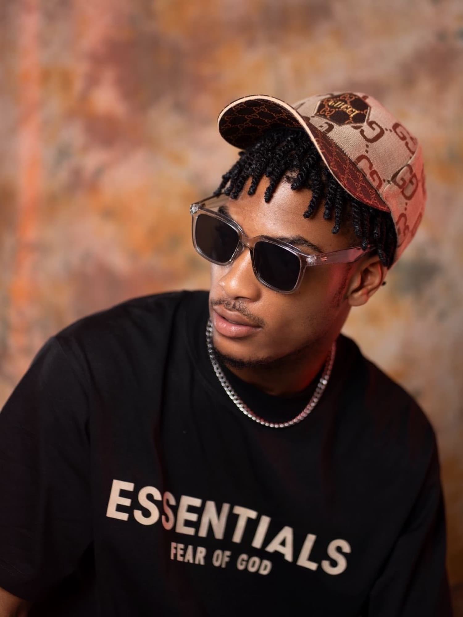 Jimmy en plan serré, casquette et lunettes de soleil