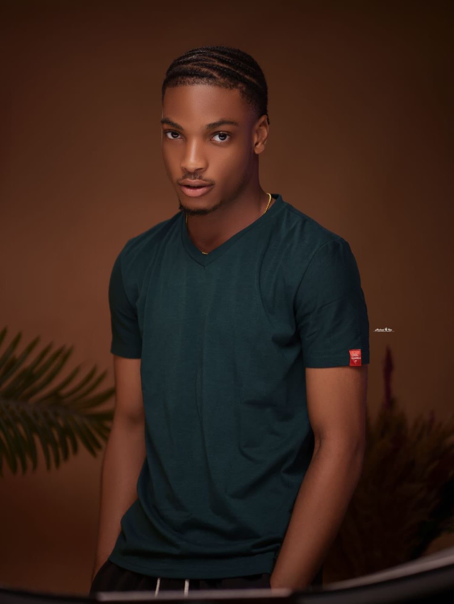 Jimmy, photographe de Jimmy CamStudio, en t-shirt vert au studio